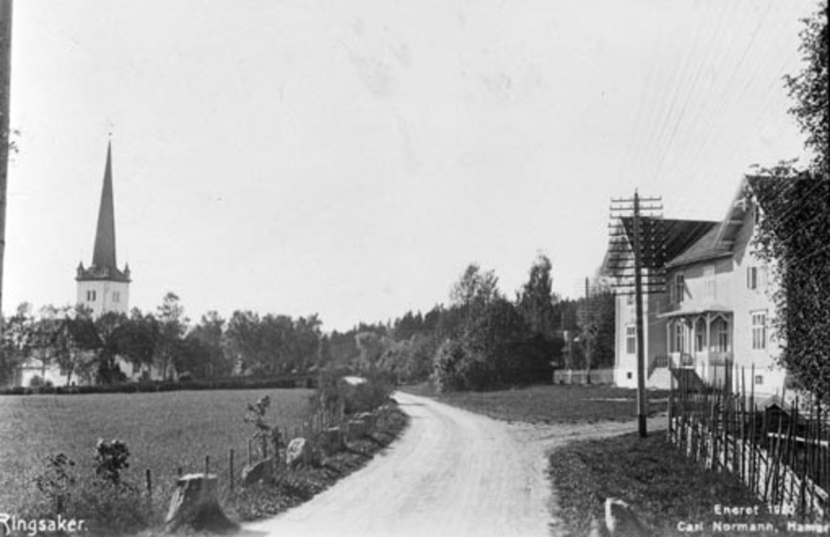 Postkort, Oversikt og riksveg 59, gamle Tingvang. Ringsaker kirke.