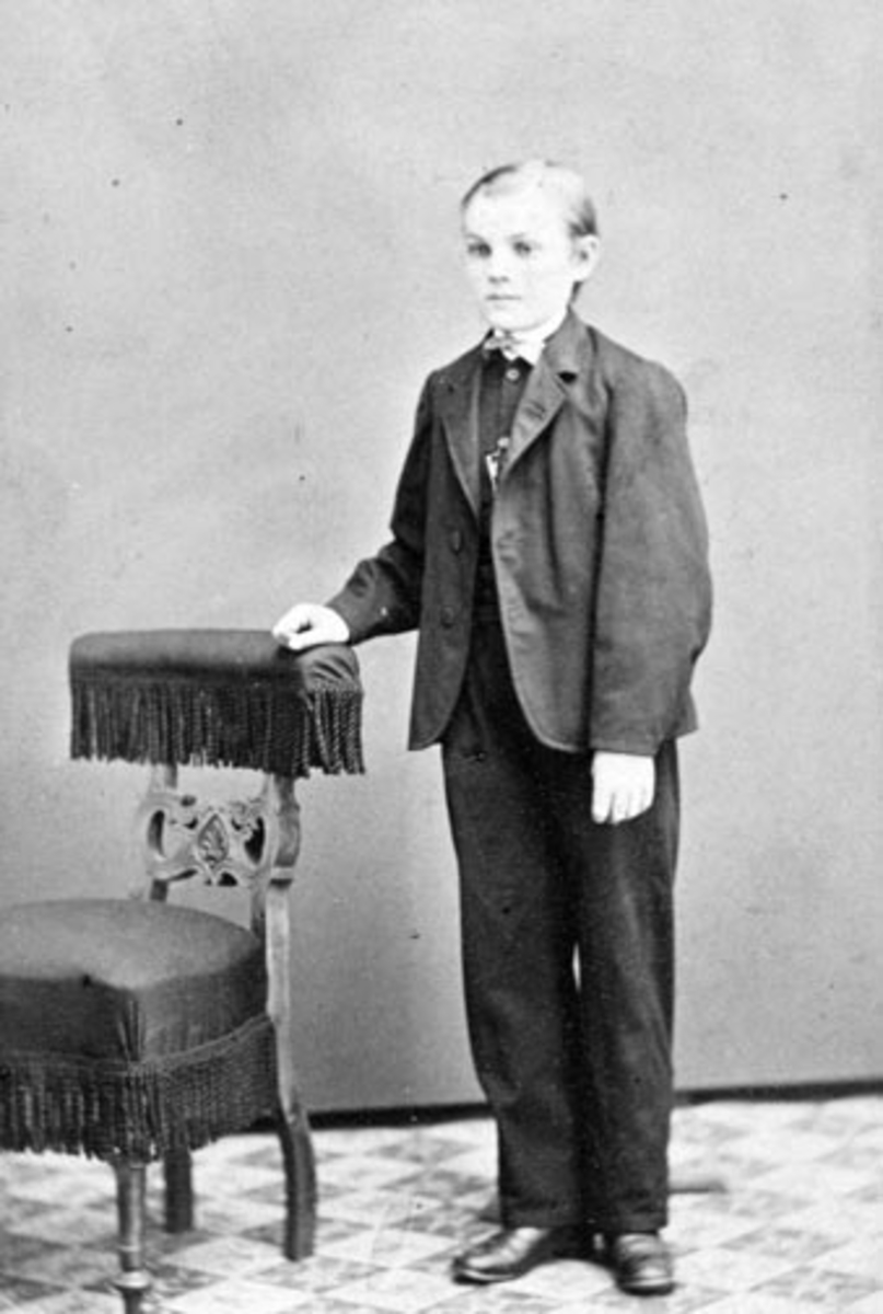 Portrett av konfirmant Even Oscar Svartshoel f. 1867 på Kvam, Nes, Hedmark.