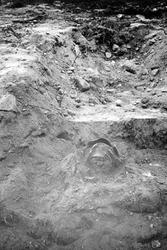 Gravhaug nummer 2, leirkar avdekket, Jevanord vestre, Furnes