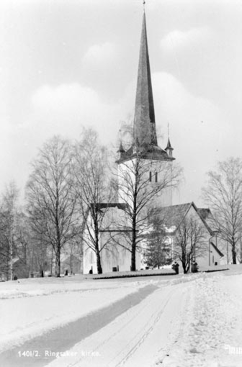 Eksteriør, Ringsaker kirke, vinter.