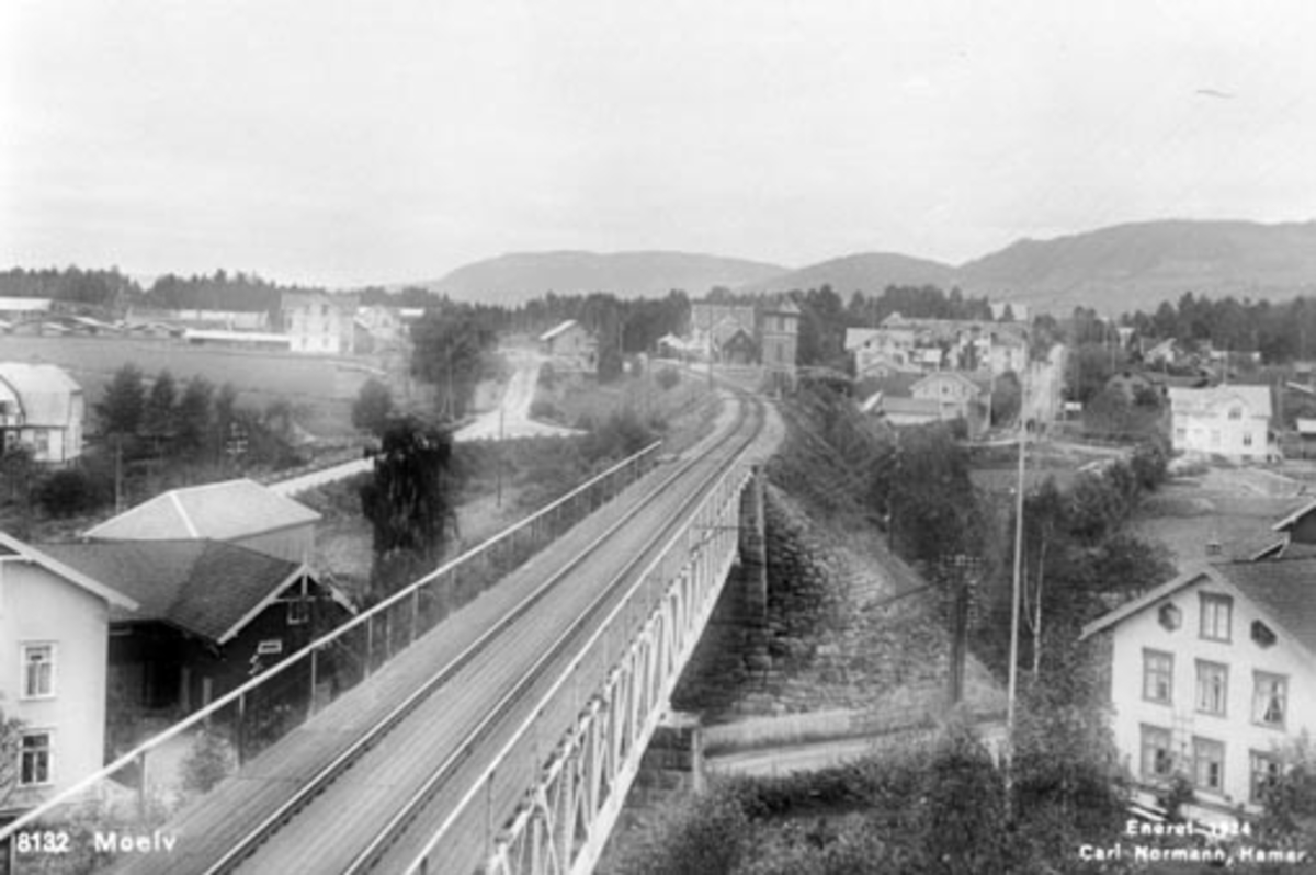 Postkort, Moelv sentrum sett fra jernbanebrua, til venstre Moelv elektro, til høyre Brovold nedre, Moelv stasjon, Storgata.