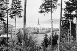 Ringsaker kirke sett fra Apostelhaugen med de tolv fredede f