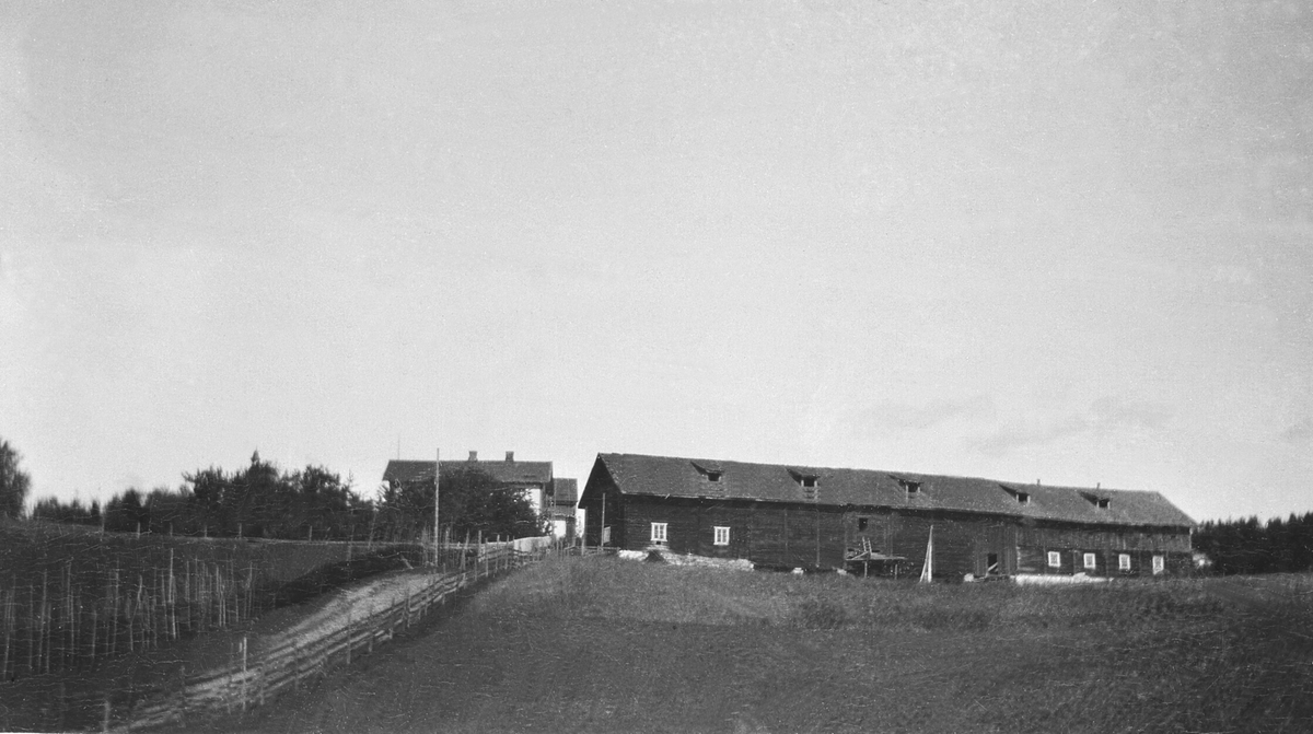 Gardsbruk. Stabbur med klokketårn og låven i forgrunnen på Mæhlum, Stavsjø, Hedmark.