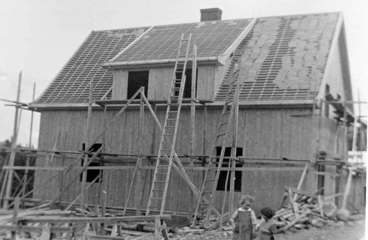 Eksteriør, boligbygging, Kongsvegen 20, Brumunddal under bygging. 2 barn. Åsa Langmyhr og Bjørg Kolloen.