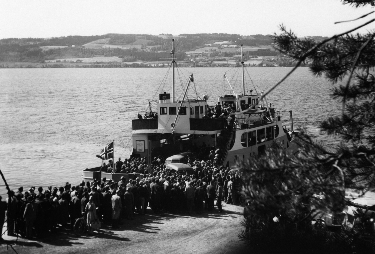 Mye folk på Smedstua brygge, Nes, Hedmark. Mjøsfærgen laster og losser folk.