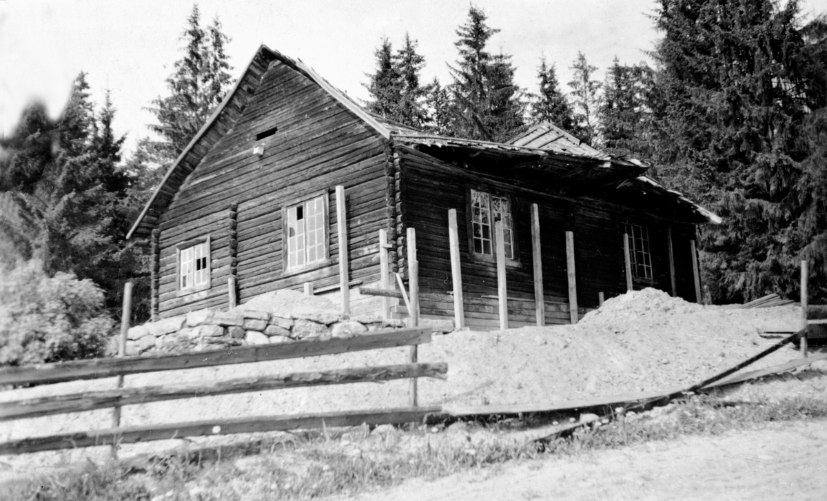 Eksteriør husmannsplassen Sandvollsveen under Sandvold, Nes, Hedmark. Falleferdig bygning.