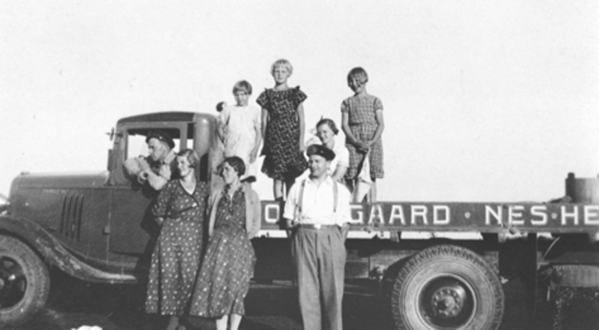 Lastebil på Hoel gård, Nes, Hedmark. En Chevrolet årsmodell 1934-35. D-2104 registrert 19. 11. 1935.