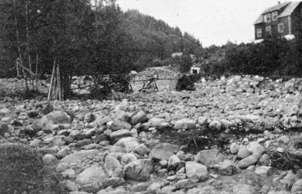 Fra flom i Brumunda ved Brumunddal Spinneri i 1916. Til høyre er Borgen, ødelagt hengebru.