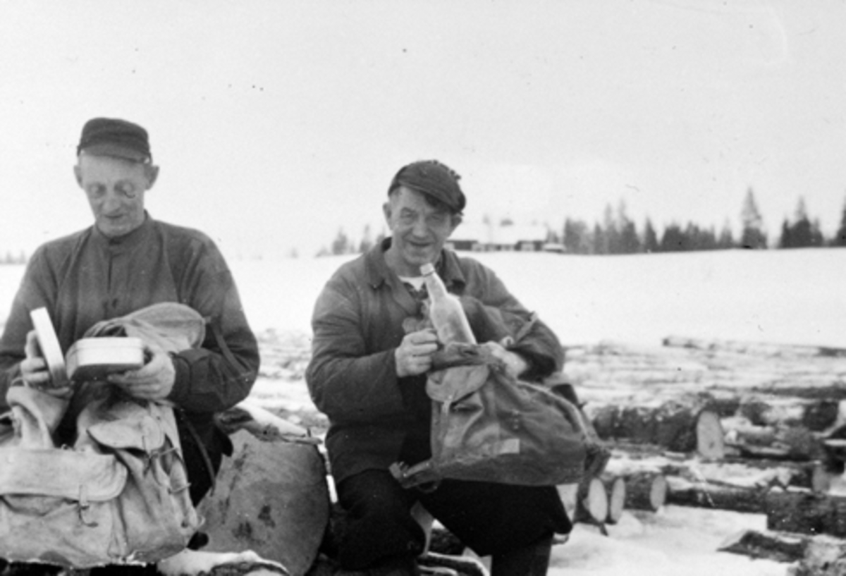 Leikvoldsaga, Furnes Almenning. Arne Kvarstad og Einar Vestvold spiser nistemat utendørs. Vinter.