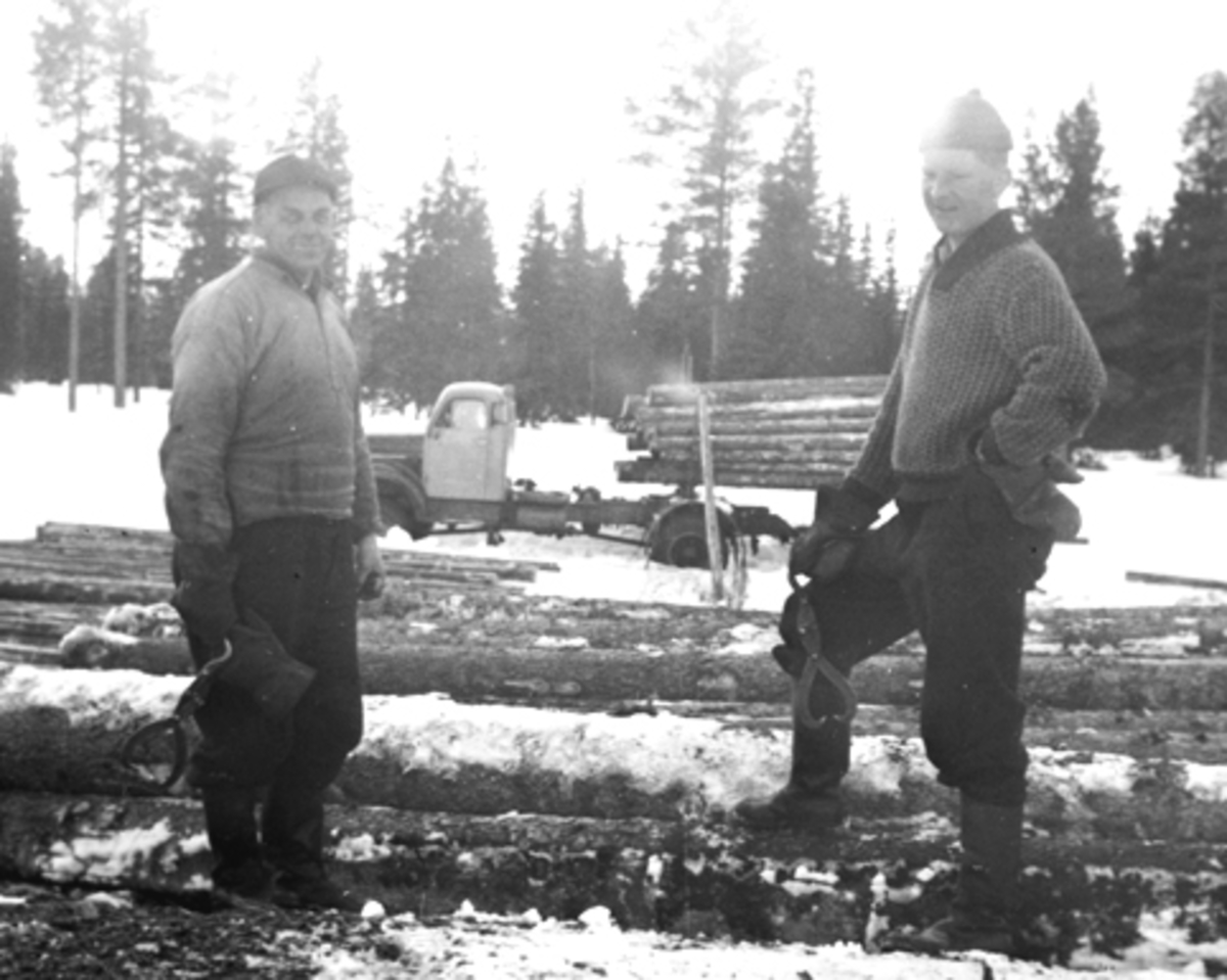 2 menn arbeider med lessing av tømmer ved Elvstusaga, Furnes Almenning, Oskar Finstad og Kr. Tørudstad.