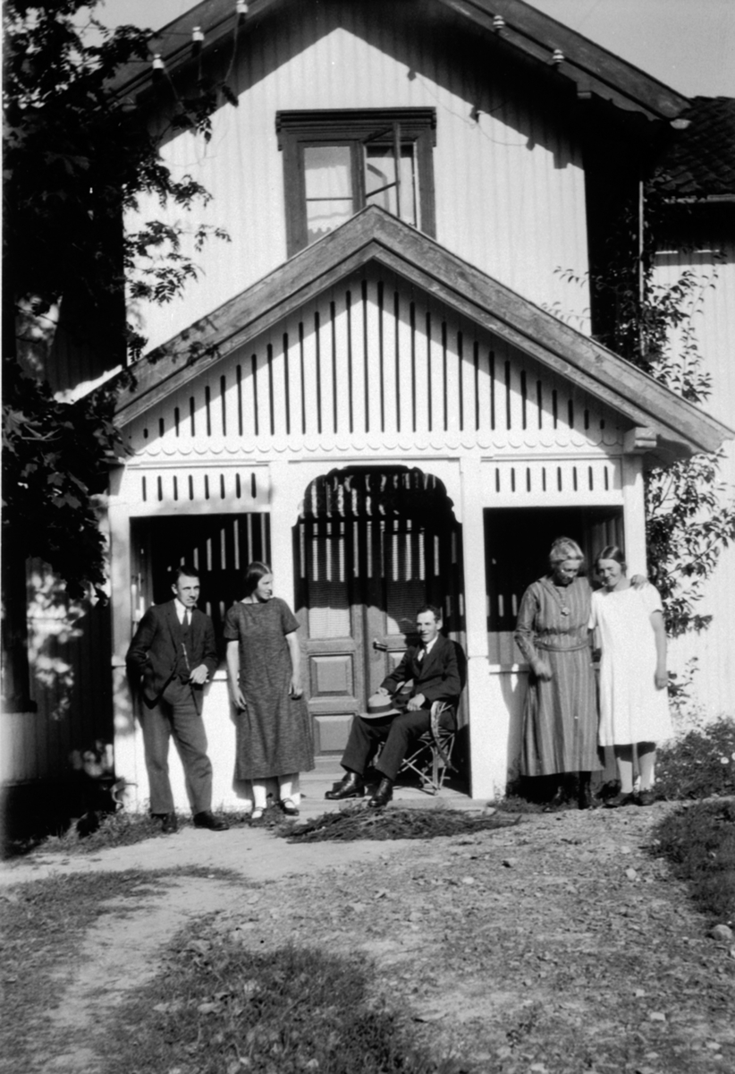 Eksteriør, bolig, folk ved inngangen. Vallsigsveen, Furnes, Ringsaker.