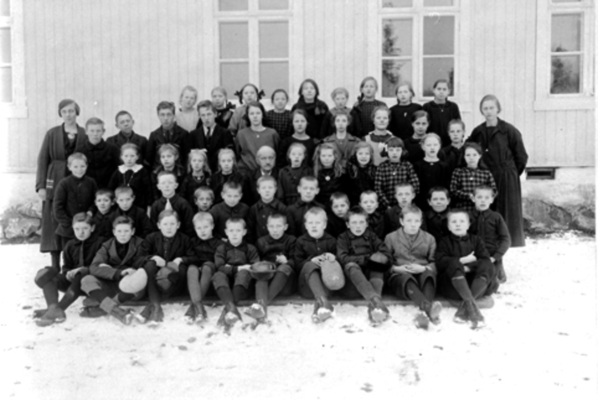 Elever og lærere ved Mauset skole, Brumunddal. Første rekke fra venstre er Harald Øverli, Aksel Skarpnord?, Mikael Bakkerud?, Petter Engeskaug, Oskar Skogsrud?, Mikael Slåtsveen, Bernt Engeskaug, Erling Mauset, Einar Hovde, Oddvar Tørudstad. Andre rekke Olaf Fredlund, Anstein Bakke, Oskar Lillehovde, Erik Bakken, Anstein Bratberg, Kristian Bakken, Johannes Hovdedalen, Hans Jonsdal, Hans Sørlunden?, Anne Hangenholen, Johannes Sørlien, Gunnar Hovdedalen. Tredje rekker er Harald Bakk, Mina Tørudstad, Magnhild Slåttsveen, Anna Bakkerud, Nora Bakkerud?, Johannes Mauset (lærer), Anna Granlien, Anna Ødegård?, Jenny Øverli?, Karen Dahlsveen, Jenny engeskaug, Lisbet Dahlsveen. Fjerde rekke er Marie Haugen Svartungstad, Kristian Bakkerud, Hans Bratberg, Helmer Sørlien, Bernt Nordsveen, Minni Ålgård?, Aslaug Opsal?, Magnhild Slåtsveen, Kristine Jevne, Marta Bratberg, Marta Skogsrud, Birgitte Hassel (lærer). Femte rekke er Karine Jevne, Aslaug Øverli, Marje Bakke, Klara Hangenholen, Ingrid Sørlien, Milleri? Ødegården, Martha Hjemne?, Mina Nytrøen?, Ingrid Bratberg. 1920-åra.