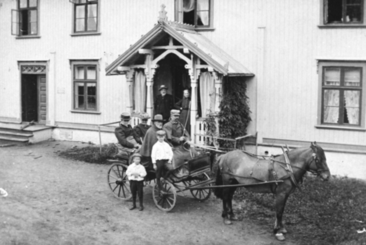 Bruvold, Moelv, Ringsaker. Familien Sundgaard med hest og trille. Andre ukjente personer.