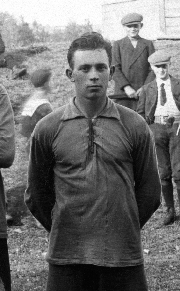 Brumunddalens Fotballklubb, laget som spillte kretsmesterskapsfinale mot Hamar som vant 2-1. ? (Bak fra venstre er Bøen, Steen, Simon Viksmoen, Andresen. Foran fra venstre Bergaust, Bøen, Løken, Mikkelsen, Sørum og foran Huseby. Bildet er tatt i Hamar park.)