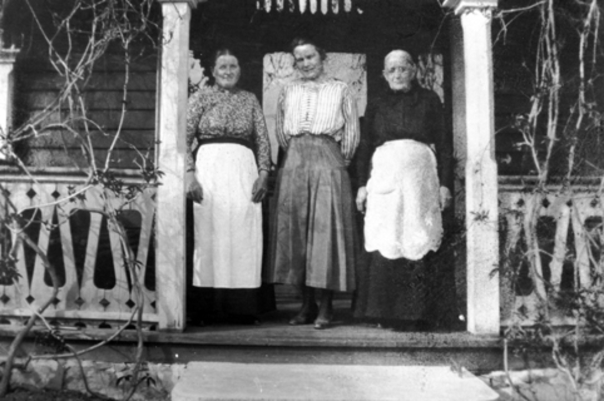 Fra venstre er Mathilde Johansen, ukjent, Anne Lier. Ca. 1920. Mathilde Johansen var hushjelp hos Anne Lier.