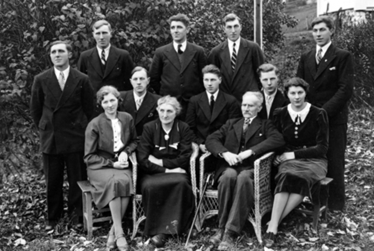 Familien Sundheim i Torud, Nes, Hedmark. Foran fra venstre er Kristine f.1899, mor Helene Andreasdatter Øverlien f.1878, far Amund Toresen Sundheim f.1864, Karla Marie (Mimmi) f.1918. I midten er Harald f.1911, Kristian f.1915, Trygve f.1913. Bak er Andreas f.1901, Tore f.1903, Martin f.1906, Johan f.1907, Asmund f.1909.