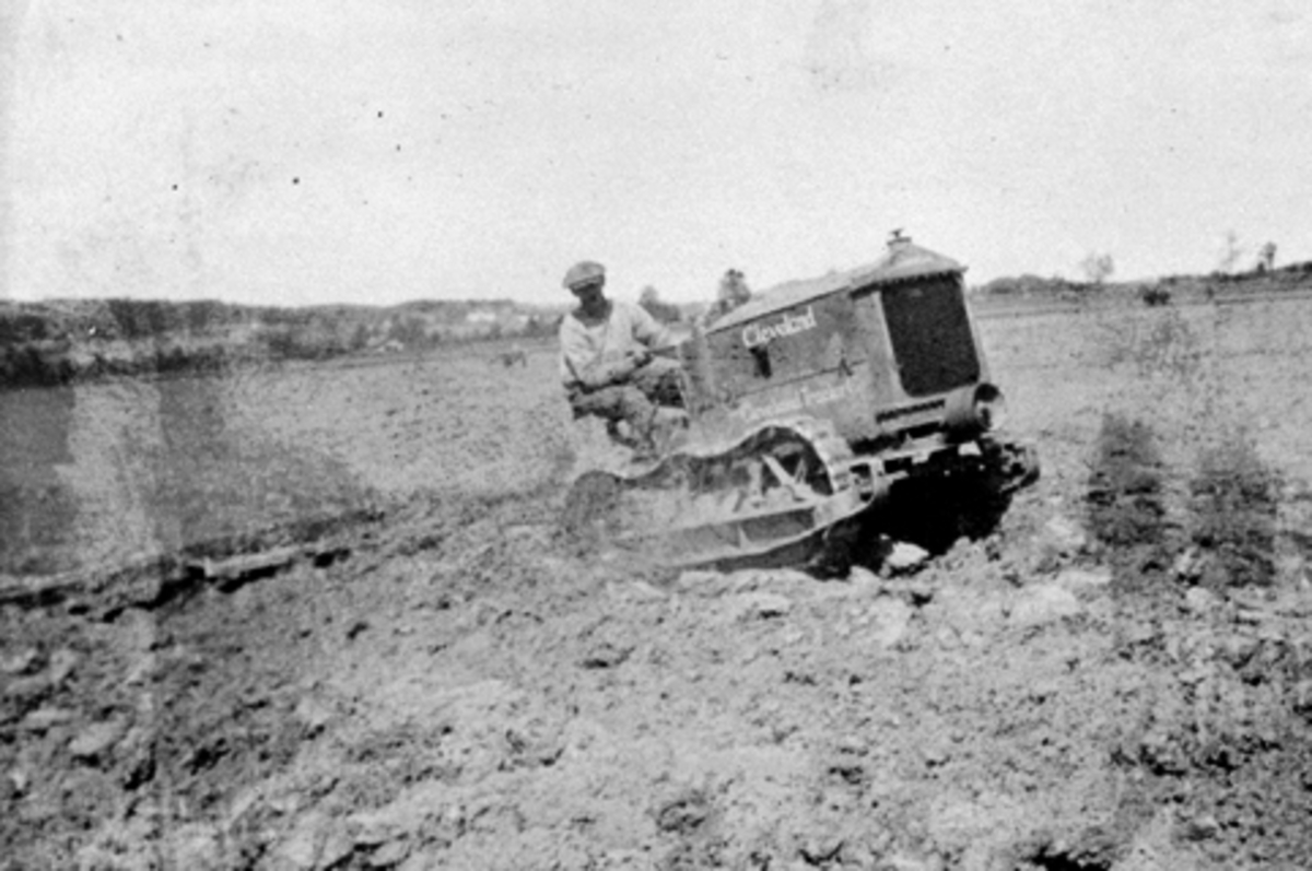 Cleveland traktor med slådd på Hoel gård, Nes, Hedmark.