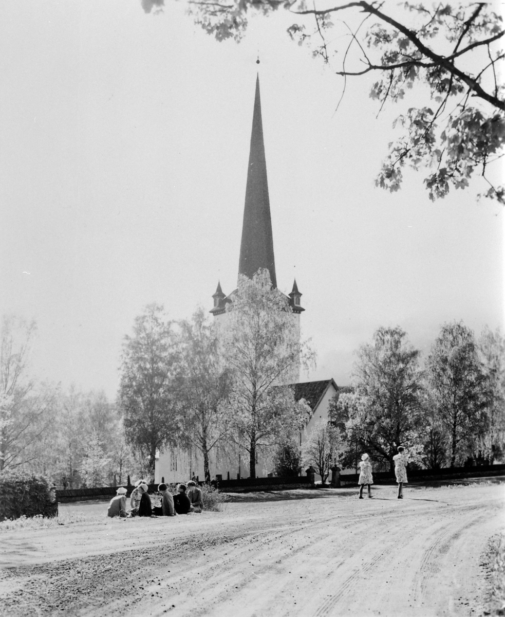 Eksteriør, Ringsaker kirke. Ungdommer på parkeringsplassen.