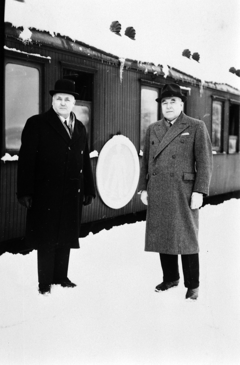 Ringsaker, Moelv stasjon, Severin Myrbakken, disponent Moelven Brug, og Anders Fjelstad, bonde og landbruksattache,