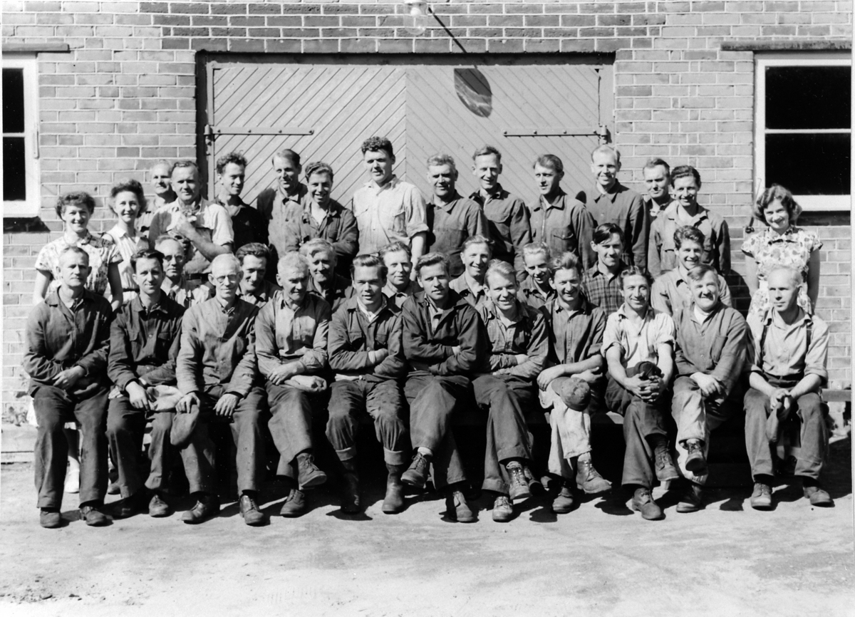 Ansatte ved Moelven Jernstøperi i 1953. Stående bak fra venstre er Lillemor Kristiansen, Signe Skadberg, Arthur Kristiansen, Anton Skadberg, Oskar Olstad, Alf Sveum, Kristian Skar, Gunnar Østli, Even Simensen, Magne Mathisen, Harald Enger, Kåre Sveum, Mathias Karlsen, Asbjørn Kristiansen, Ingrid Kristiansen. Foran fra venstre er Harald Kristiansen, Juul, Alf Kristiansen, Kristian Kristiansen, Ivar Nystrand, Gunnar Simensen, Einar Simensen, Arve Østerhagen, Kristian Sveum, ukjent, Sverre Syversen, Dagfinn Grimerud, Johansen, Thorlf Stensby, Magne Skar, Sigurd Syversen, Øivind Kristiansen, Mauritz Martinsen, Georg Kristiansen.