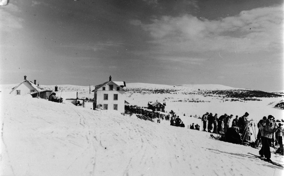 Birkebeinerdag på Graaten, Sjusjøen, mye folk på ski. 1935/36.