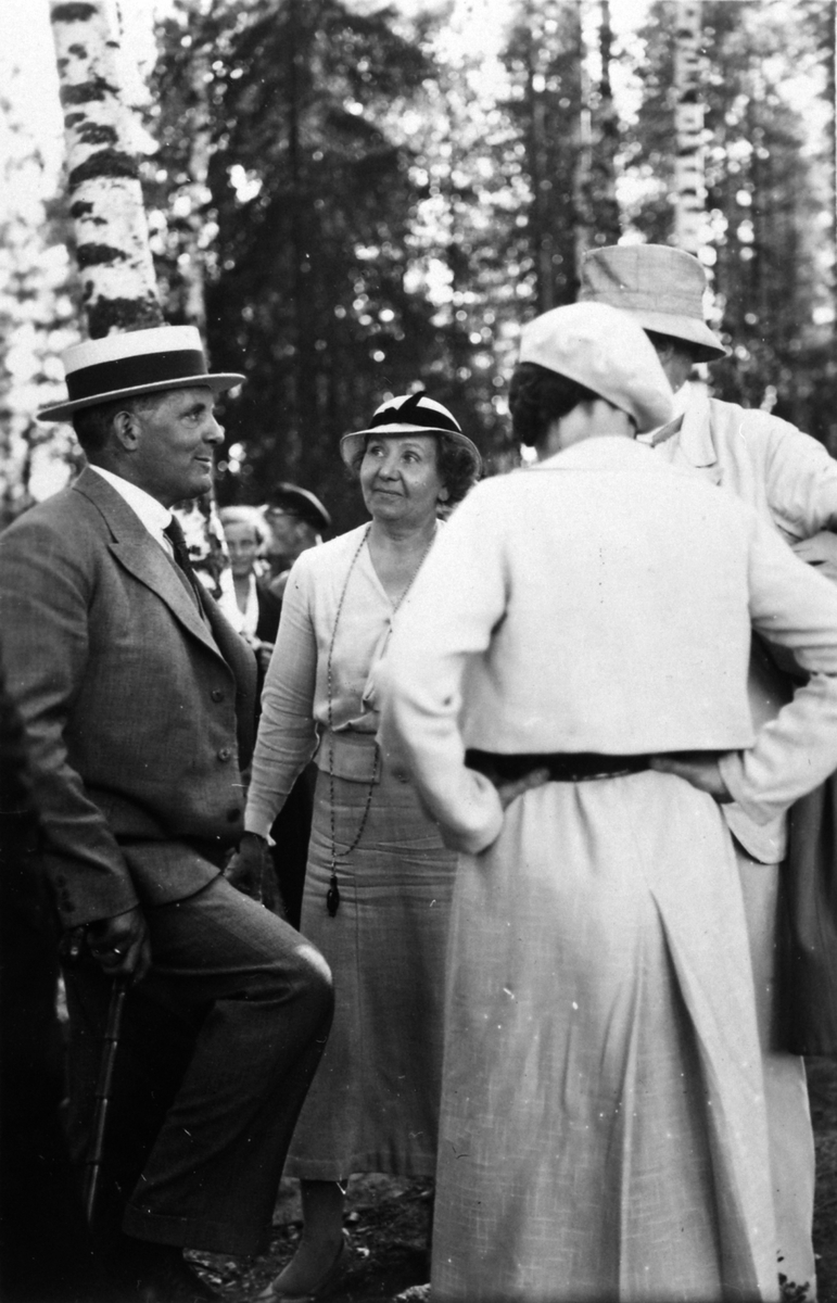 Politisk møte, Molunden, Moelv, 7/8 1934. Bertram Dybwad Brochmann i samtale med tilhørere.