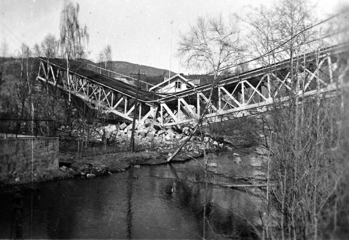 Ringsaker, Moelv, jernbanebrua over Moelva ved Bruvold ble sprengt i april 1940,