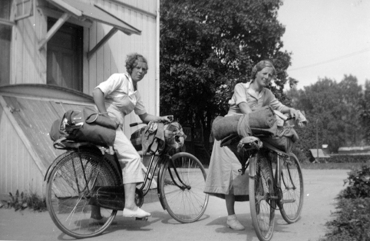 Olga Regine Bakke og venninne Astrid Sandvoll på sykkeltur fra Brumunddal til Mjøndalen.
