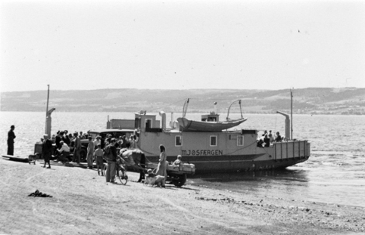 M/F Mjøsfærgen ved Mengshoel brygge