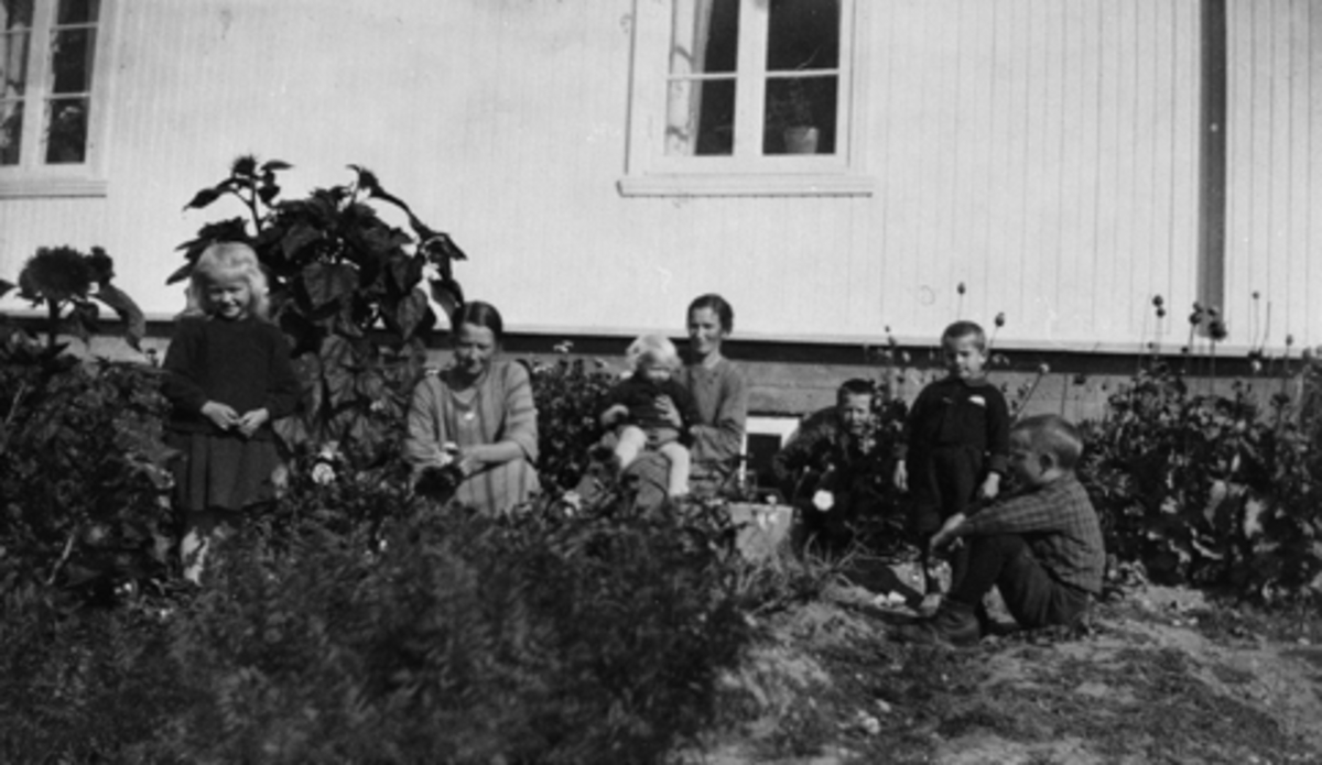 Eksteriør, Arnestad søndre, Mesnalia, Ringsaker. Nikoline Julie, Ingeborg, mor med Sverre på fanget, Kolbjørn, Oskar og Jarle, ca.1925.