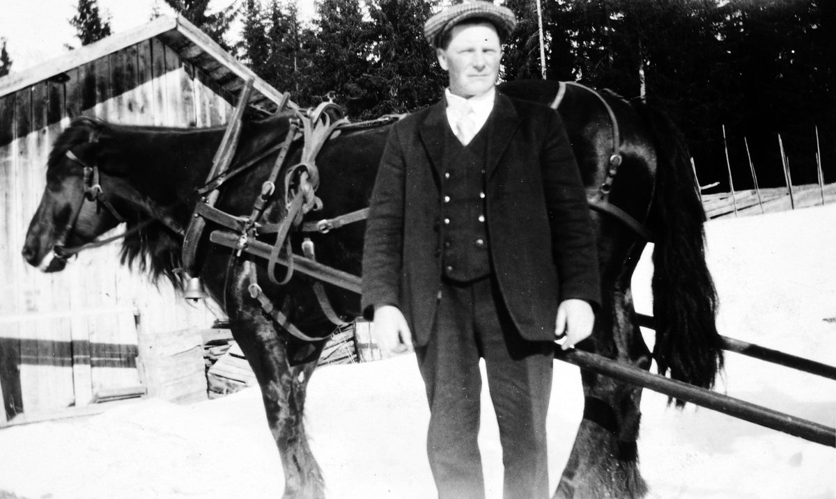 Erik Berntsen og hesten "Svarten", 1929. Erik Berntsen var kjent hestekar og senere lastebilsjåfør i Brumunddal. Han var også pedell på Framheim.