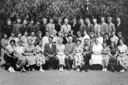 Ringsaker Folkehøgskole 1955, stor gruppe elever og lærere, 