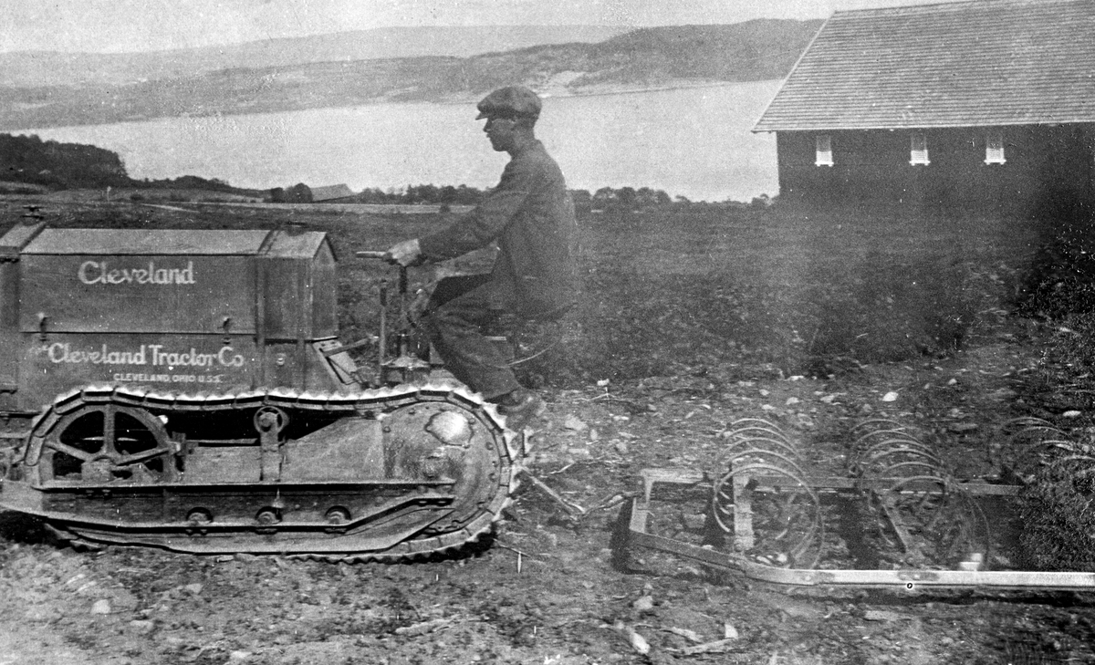 Våronn på Grefsheim, Nes, Hedmark med Cleveland beltetraktor.