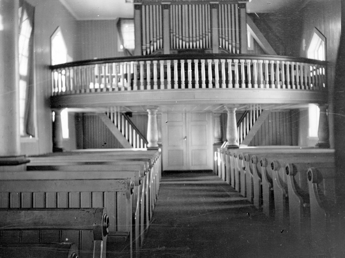 Veldre kirke, interiør, mot galleriet, orgel. Se også boka "Kirker i Ringsaker" utgitt av Brøttum, Furnes, Nes, Ringsaker og Veldre Historielag 1995. Veldre kirke ble bygget i år 1726. Kirken med alt inventar brant ned 26. September 1996