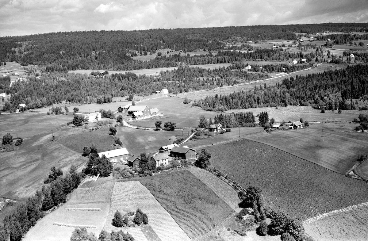 Flyfoto, Vang H, Vestre Skjeset gård, gnr/bnr 40/1, Veståsvegen 182. Østre Skjeset gård i bakgrunnen, gnr/bnr 39/1, Veståsvegen 200.