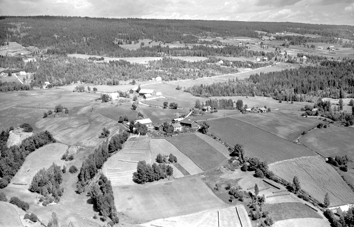 Flyfoto, Vang H, Østre Skjeset, gnr/bnr 39/1, Veståsvegen 200. Vestre Skjeset, gnr/bnr 40/1, Veståsvegen 182. Midtre Skjeset, gnr/bnr 40/5, Veståsvegen 180
