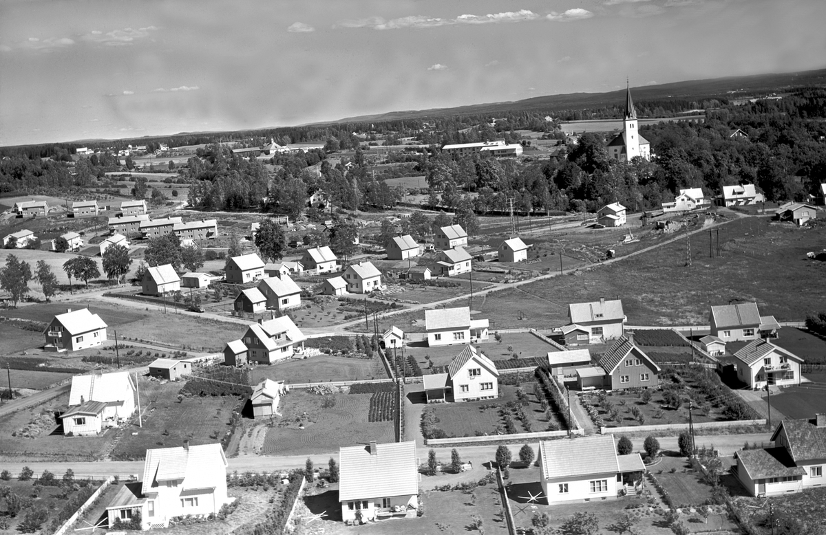 Flyfoto, Ridabu, Åker, villabebyggelse, Kvennvegen. Åker Alle (nærmest) går parallelt med Ridabuvegen. Magnus den Godes veg (nærmest) går diagonalt og parallet med Sælivegen. Med Vang kirke, Ridabu skole og låven på Torshov i bakgrunnen.