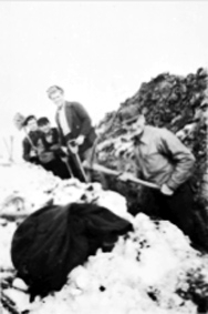 GØFTING, GRØFTEGRAVING, ØVRE O JORDET, VINTER, 4 ARBEIDER, FORAN: OTTO MYHRVOLD, IVAR BAKKE, JOHAN NILSEN, ARNE ANTONSEN, HAKKE