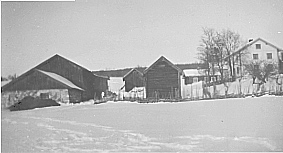 EKSTERIØR: GARDSBRUK, SKJESETENGA, VINTER, SKJESTENGEN