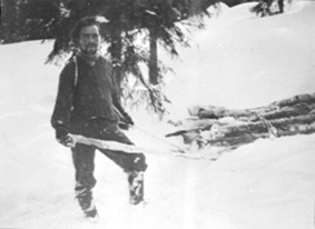 REIDAR WESTGAARD, KJELKE MED VED, VEDSANKING, ÅSTADALEN VED HESTBEKKEN, VINTER