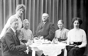 GRUPPE 6 VED KAFFEBORD, FRA VENSTRE: JOHS WETTEN, UKJENT, MATJA WETTEN FØDT: ØSTBY, GILE, MATHIAS BERGAUST, (f. 11. 01. 1843 i Ringsaker) GØNNER BERGAUST, f ØSTBY (f. 13. 03. 1852) UKJENT. 