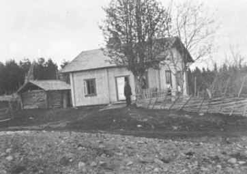 LUNDBY, SKÅLE MED STALL ELLER FJØS, MARTIN LUNDBY FORAN HOVEDBYGNING