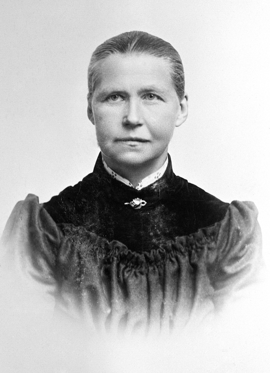 PORTRETT: ELISABET, LISBET, ERIKSDATTER FØDT 1842, ÅSBAKKTÅNGEN
