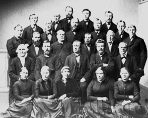 Gruppe 25 lærere, Vang og Furnes lærerforening, rekke 1 fra venstre: Fru Myhre, Ukjent, Helen Kroken, Ingerid Deserud Aaberg, Frk. Løken, rekke 2 fra Venstre: Granberg, Prest Hans Emil Erichsen, Prost Hille, Prest Randers, Nils Trondsen, rekke 3 fra venstre: Ukjent, Ole Larsen, Trondsen, rekke 4 fra venstre: Ole Eriksen Bøe, Ukjent, Hans Mikkelsen, rekke 5 fra venstre: Stavsberg, Vern Flagstad, i midten: Olaus Tomter og helt til høyre: Gudbrand Skjeseth. 
Original HH.1968-158 a og b