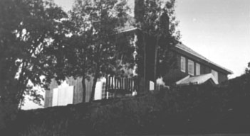 Hamar, Vestre Disen, Just Brochs gate 3, Disenhøi, Carl Andreas Diesen (1880-1946) og Anna Diesen sin villa, huset til høyre er hønsehus og fjøs, villaen brant i 1925,