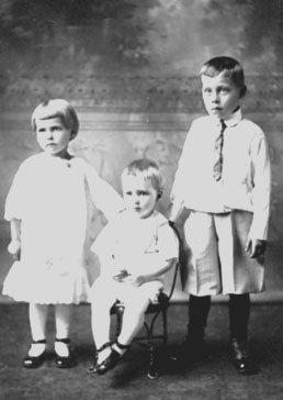 GRUPPE: 3 BARN, ERLING, ANNE, AROLD, BARNA TIL LARS JØRGENSEN, EMIGRERTE TIL CHICAGO, AMERIKA, TROLLDALEN UNDER TOMTER
