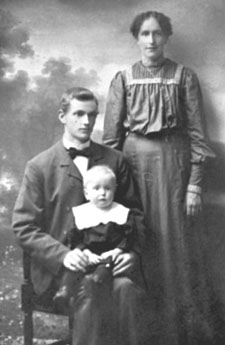 GRUPPE: 3, PER JØRGENSEN BRODAL FØDT: 05. 09. 1885 SKOMAKER, KAREN GEORGINE, SØNNEN JØRGEN, TROLLDALEN UNDER TOMTER