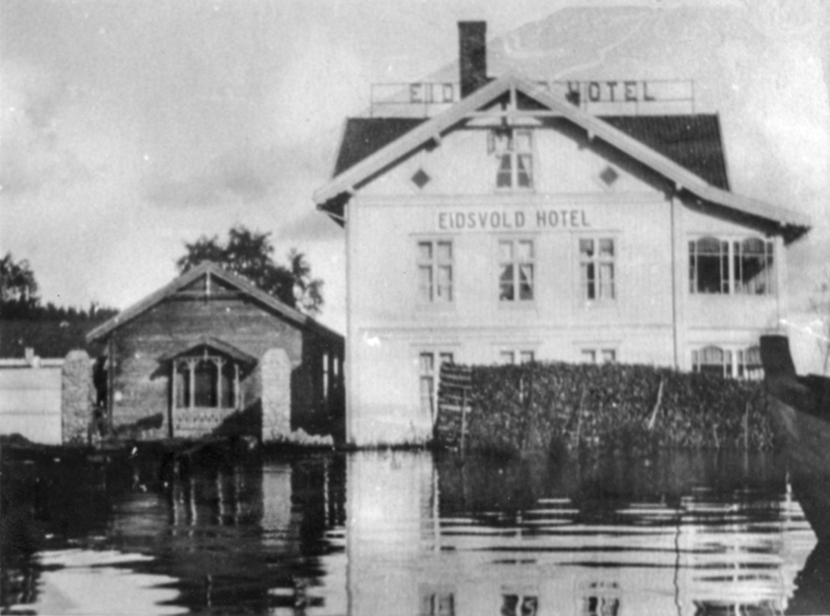 Flom i Sundet. Eidsvoll Hotell / «Eidsvold Hotel» i bakgrunnen. Sannsynligvis i 1927.