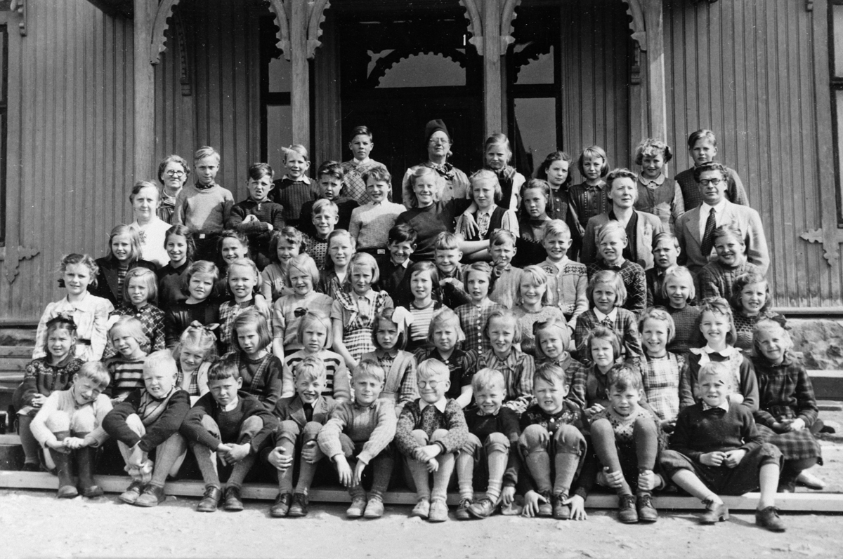 GRUPPE: 65, SKOLEELEVER, SKOLEKLASSER KIRKEKRETSEN SKOLE, SENERE RIDABU SKOLE
Foran f. v. Steinar Bekkevold, Harald Haug, Kåre Haugli, Harald Nordli, Per Hubred, Jan Emilsen, Nils Harald Tangen, Arvid Kay, Hans Cato Hansen og Erik Johansen. 
2. rekke f. v. Aud Karin Lunde, Kari Løvland, Inger Brendlien, Laila Hansen, May Dina Storsveen, Gunvor Refsdahl, Eva Johansen, Randi Holter, Karen Kristiansen, Randi Olafsen, ukjent, ukjent, ukjent. 
3 rekke f. v. Gerd Astrid Ophus, Ukjent, Gerd Rogstad, Randi Johansen, ukjent, Tove Røe, Kari Tomter, Åse Halvorsen, Bjørg Johansen, Ukjent, Ragnhild ? og Sylvia Flatby. 
4. rekke f. v. Ukjent, ukjent, ukjent, ukjent, Karen Østvang, Olaf Olafsen, Johan Tønseth, Arne Simensen, Edmund Lundsten, Knut Eriksen, Jørgen Eriksen, ukjent. 
5. rekke Fru Dahlgren, frøken Tørmo, Bjørn Hubred, Gjermund Hegsvold, Jon Bakken/Reidar Grønningen, Einar Næss, ukjent, ukjent, ukjent, fru Hegglund, Andreas Hegglund. 
6. rekke f. v. Johan Søraune, Stein Gundersen, Fru Bakke, ukjent, ukjent, ukjent, Grethe Finstad, Ivar Skar. 