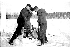 GRUPPE: 3 MENN, ARBEIDSTJENESTEN, AT, UTMARSJ, VINTER, STEINBRYTING, ÅDALSBRUK Løten.